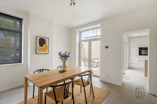 Kwalitatief en energiezuinig gerenoveerde woning met 3 slaapkamers en leuk stadsterras! <br /><br />Centraal en strategisch gelegen te Zwijnaarde, genietend van een vlotte bereikbaarheid naar Gent, het station, de autosnelwegen, scholen en winkels. <br />Ideaal voor mensen die op zoek zijn naar een kwalitatief gerenoveerde woning op een centrale ligging.<br /><br />Indeling: inkom met apart toilet, gezellige zithoek, eetplaats, volledig geïnstalleerde keuken met eiland + ontbijthoek, aanpalende praktische berging. <br /><br />Op de eerste verdieping bevinden zich de overloop, badkamer (dubbele lavabo, bad en douche) en 2 slaapkamers. <br />De tweede verdieping is volledig ingericht als master bedroom.<br /><br />Buiten kunt u genieten van een aangenaam en zonnig terras, de ideale plek om te ontspannen of gezellig te tafelen met familie en vrienden<br /><br />Troeven: instapklaar, volledig gerenoveerd, dubbele beglazing, warmtepomp, conforme elektriciteit, centraal gelegen, kwalitatieve afwerking!<br /><br />Deze woning is een unieke kans voor wie op zoek is naar een instapklare gezinswoning met een hoogwaardige afwerking, hedendaags comfort en een uitstekende bereikbaarheid.<br />Bezoek na afspraak met Immo Beguin: tessa@immobeguin.be