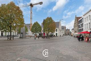 <p>Bent u op zoek naar een authentieke handelsruimte van bijna 400m² in het centrum van Gent? Dan hebben wij precies wat u zoekt!</p><p>De handelsruimte is gelegen in het centrum van Gent, op een uiterst commerciële en goed bereikbare locatie. In de directe omgeving bevinden zich tal van winkels, horecazaken, kantoren en openbaar vervoer, wat zorgt voor een constante passage en zichtbaarheid. Dankzij deze uitstekende ligging combineert het pand de troeven van een levendige stedelijke omgeving met de aantrekkingskracht van het historische stadscentrum van Gent.</p><p>De authentieke bouwstructuur is uitstekend bewaard gebleven, waarbij rustieke elementen zorgen voor een warme en karaktervolle uitstraling.<br />De handelsruimte bestaat uit één grote open ruimte met een aparte berging waarin ook toiletten zijn voorzien. Via de stenen trap bereikt u de eerste verdieping, waar zich nog twee ruimtes bevinden, momenteel ingericht als onthaal en kleedruimtes met douches.</p><p>Interesse? Contacteer ons vandaag nog om een bezoek in te plannen of voor meer informatie.<br /> </p>