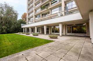 À VENDRE À ALOSTDécouvrez cet appartement de 197 m², situé au 4e étage d'un immeuble élégant avec ascenseur, sur la prestigieuse Parklaan à Alost. À...