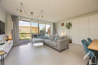 <p><span>Recente (2020) half-open gezinswoning met 3 a 4 slaapkamers, tuin en dubbele carport. </span></p><p><span> </span></p><p><span>Energiezuinige woning gelegen in een enkelrichtingstraat in Viersel dorp en omgeven door het groen en landelijk karakter van de streek. Rustig en toch een goede verbinding richting Antwerpen en Lier en op wandelafstand van openbaar vervoer, winkels, kinderdagverblijven, scholen,...</span></p><p><span> </span></p><p><span>We verwelkomen u in de inkomhal van de woning met gastentoilet en trap naar de verdieping. Eens in de ruime leefkamer geniet je van veel natuurlijke lichtinval en een aangrenzende keuken. Aan de achterzijde heb je via de schuifraam toegang tot de tuin die deels achter de woning gelegen is en deels langs de zijkant. Achter de tuin heb je rechtstreeks toegang tot de dubbele carport met laadvoorzieningen. Op de eerste verdieping hebben we een ruime slaapkamer en twee kinderkamers, vandaag is hiervan een in gebruik als dressing. De badkamer is voorzien van een grote inloopdouche en aansluitingen voor wasmachine en droogkast kan je terugvinden in een handige berging apart. Op de overloop is nog ruimte voor ingemaakte kasten en/of bijkomende bureelruimte. Via een vaste trap gaan we naar de tweede verdieping waar je vandaag de zolder kan terugvinden, een ideale ruimte om nog verder af te werken naar een 4de slaapkamer, hobbyruimte, ... </span></p><p><span> </span></p><p><span>Energiezuinig EPC label A</span></p><p><span>Elektriciteit conform</span></p><p><span>Asbestvrij</span></p><p><span>Vloerverwarming + ventilatie D</span></p><p><span>Zonnepanelen</span></p><p><span>Regenwater voor buitenkranen en toilet</span></p><p><span>Alarminstallatie</span></p><p><span>Geen maatregelen in het Vlaams Handhavingsplatform</span></p><p><span> </span></p><p><span>Op zoek naar een instapklare, energiezuinige en duurzame woning? We begeleiden jullie graag tijdens een bezoek.</span></p><p><span>Ook voor een waardebepaling van je eigen woning kan je bij ons terecht.</span></p><p><span> </span></p><p><span>Contacteer immo Matrix-Kolum voor meer info en plan uw bezoek.</span></p><p><span> </span></p>