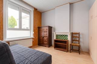 <p><strong>Ben je op zoek naar een ruime woning met 5 slaapkamers, een polyvalente ruimte en een gezellige tuin in Aalst? Gevonden!</strong></p>
<p>In een rustige en kindvriendelijke buurt, op wandelafstand van het bruisende stadscentrum, bevindt zich deze verrassend ruime woning (177m²) die doorheen de jaren tal van verbeteringen onderging. Zo werden onder meer de daken, ramen, vloeren en centrale verwarming (condensatieketel) vernieuwd.</p>
<p>Een bijzondere troef is de polyvalente ruimte achteraan de woning, bereikbaar via het overdekte terras. Deze biedt tal van mogelijkheden en kan perfect dienstdoen als atelier, werkplaats, hobbyruimte of extra opslagplaats. Daarnaast geniet je van een aangename tuin die dankzij een handig zijpoortje gemakkelijk bereikbaar is met fietsen of vuilnisbakken.</p>
<p>Bij het binnenkomen bereik je via de inkomhal een ruime voorkamer, ideaal als slaapkamer, bureau of extra berging. Verder vind je de aangename woonkamer met eetplaats en open keuken, uitgerust met een inductiekookplaat, oven, AEG-vaatwasser en SMEG-dampkap. Aansluitend bevindt zich de badkamer. Een kleine kelder biedt extra opbergruimte.</p>
<p>Op de eerste verdieping bevinden zich twee ruime slaapkamers, waarvan één met een trap naar de tweede verdieping. Ook hier vind je twee volwaardige slaapkamers.</p>
<p>Benieuwd naar de mogelijkheden van deze verrassend ruime woning? Contacteer ons snel voor een bezoek!</p>