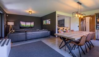 <p>Deze ruime villa met 4 slaapkamers bevindt zich in een residentiële en groene omgeving in Dilbeek, op een mooi perceel van 18a29. De woning onderging in 2015 verschillende renovaties en bevindt zich vandaag in degelijke en verzorgde staat, ideaal voor wie op zoek is naar ruimte, privacy en een combinatie van wonen en werken.</p><p>Via de inkomhal met gastentoilet en vestiaireruimte kom je terecht in de aangename leefruimte met veel natuurlijk licht. De vernieuwde en volledig ingerichte keuken sluit hier mooi op aan en biedt een prachtig zicht op de groene tuin. Dankzij de rustige ligging en de volwassen beplanting geniet je hier van veel privacy en een aangename woonomgeving.</p><p>Op het gelijkvloers bevindt zich daarnaast een praktische bureauruimte en een slaapkamer met douche, wat deze woning ook geschikt maakt voor gelijkvloers wonen of een multifunctionele invulling.</p><p>Een belangrijke troef van deze villa in Dilbeek is de afzonderlijke ingang naar de praktijkruimte. Deze ruimte is momenteel ingericht als schoonheidssalon en beschikt over een wachtruimte en een apart toilet. Ideaal voor een vrij beroep, zelfstandige activiteit of praktijk aan huis.</p><p>Op de eerste verdieping bevinden zich 3 ruime slaapkamers, elk uitgerust met een airco-installatie. Verder zijn er 2 badkamers, een afzonderlijk toilet en een extra zolderkamer die perfect dienst kan doen als hobbyruimte, dressing of extra bergruimte.</p><p>De woning is deels onderkelderd en beschikt over een ruime inpandige garage met voldoende opslagmogelijkheden. Voor de woning is er bovendien ruime parkeergelegenheid voorzien.</p><p>Deze villa combineert een groene en residentiële ligging met een praktische indeling en veel mogelijkheden voor grote gezinnen of zelfstandigen. Dankzij het EPC D en de conforme elektrische keuring geniet je bovendien van extra comfort en gemoedsrust. Ontdek zelf de ruimte, het licht en de rustige omgeving tijdens een bezoek.</p>