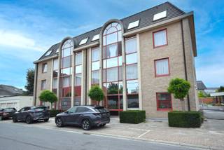 RONDEKOMSTRAAT 5/3 - ROESELAREDit zeer ruim appartement geniet veel lichtinval en is gelegen op de eerste verdieping van de residentie en heeft een...