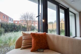 Dit subliem afgewerkt tuinappartement bevindt zich op een sublieme locatie, vlakbij de Zeedijk en het commerciële centrum van Wenduine.<br /><br />We betreden het nieuwbouwappartement op de gelijkvloerse verdieping van de kleinschalige residentie ‘Vermentino’. De inkomhall biedt ruimte aan berging en gastentoilet. Doorlopend begeven we ons tot de lichtrijke leefruimte en de open, volledig geïnstalleerde keuken. Toegang tot de mooi aangelegde tuin met zonneterras. Terug via de leefruimte krijgen we toegang tot de slaapkamer met ingemaakte kastenwand en en-suite badkamer met inloopdouche en lavabomeubel.<br /><br /><strong><u>Extra Troeven:</u></strong>
<ul>
<li>Prachtige, hoogwaardige afwerking</li>
<li>Sublieme locatie vlakbij alle voorzieningen</li>
<li>Aangelegde tuin</li>
<li>Voldoende privacy</li>
</ul>
<br />Dit appartement vormt een opportuniteit voor zij die zorgeloos willen genieten van een tweede verblijf aan zee, alsook een mooi rendement willen behalen op verhuring. Contacteer ons via 050/69.02.03 of info@flebo.be voor een bezichtiging of meer informatie.<br /><br />