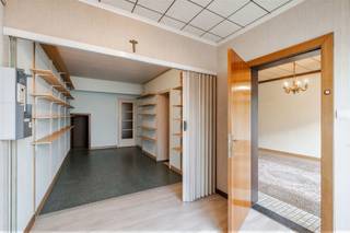 Droom je van een woning die je helemaal naar je eigen smaak kan inrichten? Dan is deze ruime rijwoning aan de Asserendries 97 in Aalst een kans om niet te laten liggen. Op een perceel van 252 m² vind je 151 m² bewoonbare oppervlakte, een garage met oprit en een groene tuin. Alles zit in een stevige woning die klaarstaat voor een nieuw hoofdstuk.Een eigen oprit en een verzorgde voortuin zorgen meteen voor een fijne eerste indruk. Je komt binnen via de garage, die ook dienstdoet als praktische inkom. Daar parkeer je je wagen droog en heb je nog ruim plaats voor fietsen, jassen en opslag. Van daaruit stap je de leefruimte binnen, die mooi doorloopt van voor naar achter. Aan de straatkant ligt een zithoek met een groot raam dat veel licht binnenlaat. In het midden ligt een eetruimte rond een sfeervolle schouw. Achteraan ligt de echte blikvanger: een lichtrijke achterbouw met lichtkoepel en rechtstreekse toegang tot de tuin. Een ingerichte keuken, een apart toilet en een berging maken het gelijkvloers compleet.Boven wachten twee ruime slaapkamers. Aan de straatkant ligt een lichte slaapkamer met een breed raam, aan de achterkant een rustige slaapkamer met zicht op het groen. De badkamer heeft een ligbad om na een lange dag te ontspannen. Wie meer ruimte nodig heeft, vindt die op de grote zolder met dakvenster. Daar maak je eenvoudig een extra slaapkamer, thuiskantoor of hobbyruimte van (mits de nodige werken).Buiten geniet je van een gezellige, groene tuin met terras, gazon en tuinhuis. Het is de ideale plek voor een barbecue met vrienden of een rustig moment met een boek.De woning wordt verwarmd op aardgas en heeft EPC-label D. Ze ligt op een vlot bereikbare locatie in Aalst, en met wat liefde maak je er een warme thuis van.Voor meer informatie en/of een bezoek, contacteert u Wout van Immo Zone op het nummer 0479/ 18. 38. 35.