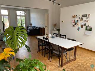 KARAKTERVOL DUPLEX-APPARTEMENT MET 2 SLAAPKAMERS IN HET HART VAN ARENDONK.Via de inkom bereiken we de eerste verdieping, waar de gezellige open...