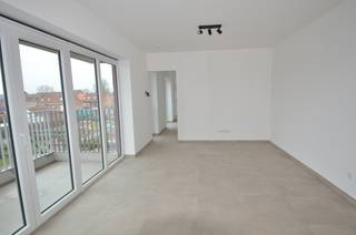 LOKEREN: heel rustig gelegen nieuwbouwappartement in het groen, met uitzicht op een groot, open park - op wandelafstand van de Markt in een verkeersvrije omgeving: appartement met 1 slaapkamer in een kleine residentie met slechts 11 appartementen - met lift - veel lichtinval door grote raampartijen - uitgerust met vloerverwarming, zonnepanelen, ventilatiesysteem en kwalitatieve keuken, badkamer en vloeren - een zonnig georiënteerd terras met parkzicht - ondergrondse autostaanplaats.<br />Interesse? Mail naar info@animmo.be