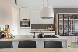 <p><span>Dit gelijkvloers appartement is gelegen in een rustige woonomgeving in Vilvoorde, met een vlotte verbinding naar de Ring en in de nabijheid van winkels, openbaar vervoer en andere voorzieningen. Het gebouw werd opgericht in 2016 en voldoet aan alle hedendaagse normen. Bovendien beschikt het appartement over een gunstig EPC-attest met label B. Bij het betreden van het appartement komt u binnen in een inkomhal met ingebouwde kasten. De lichtrijke leefruimte sluit naadloos aan op de volledig uitgeruste open keuken en biedt toegang tot een praktische berging. Vanuit de leefruimte bereikt u het aangename terras met tuin, ideaal om van de buitenruimte te genieten. Het appartement beschikt over een bureauruimte, die eveneens kan dienen als dressing of logeerkamer, een volwaardige slaapkamer, een badkamer en een apart toilet. Daarnaast zijn een privatieve kelderberging en een autostaanplaats met laadpaal inbegrepen. Dankzij de volledig gelijkvloerse toegang is het appartement bijzonder comfortabel en toegankelijk. Gemeenschappelijke lasten: €75 / maand.</span></p>