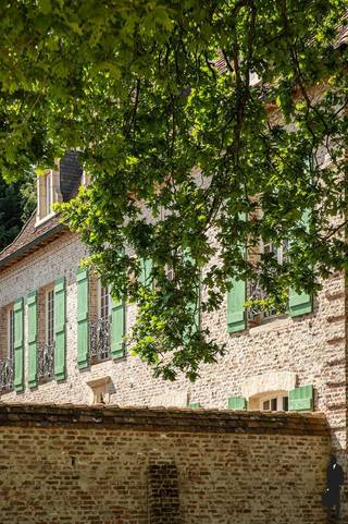 Perfecte woonst voor praktijk aan huis. Inwonend personeel of kangoeroe/zorg wonen in absolute privacy!Perigordijnse architectuur met binnenkoer naar...