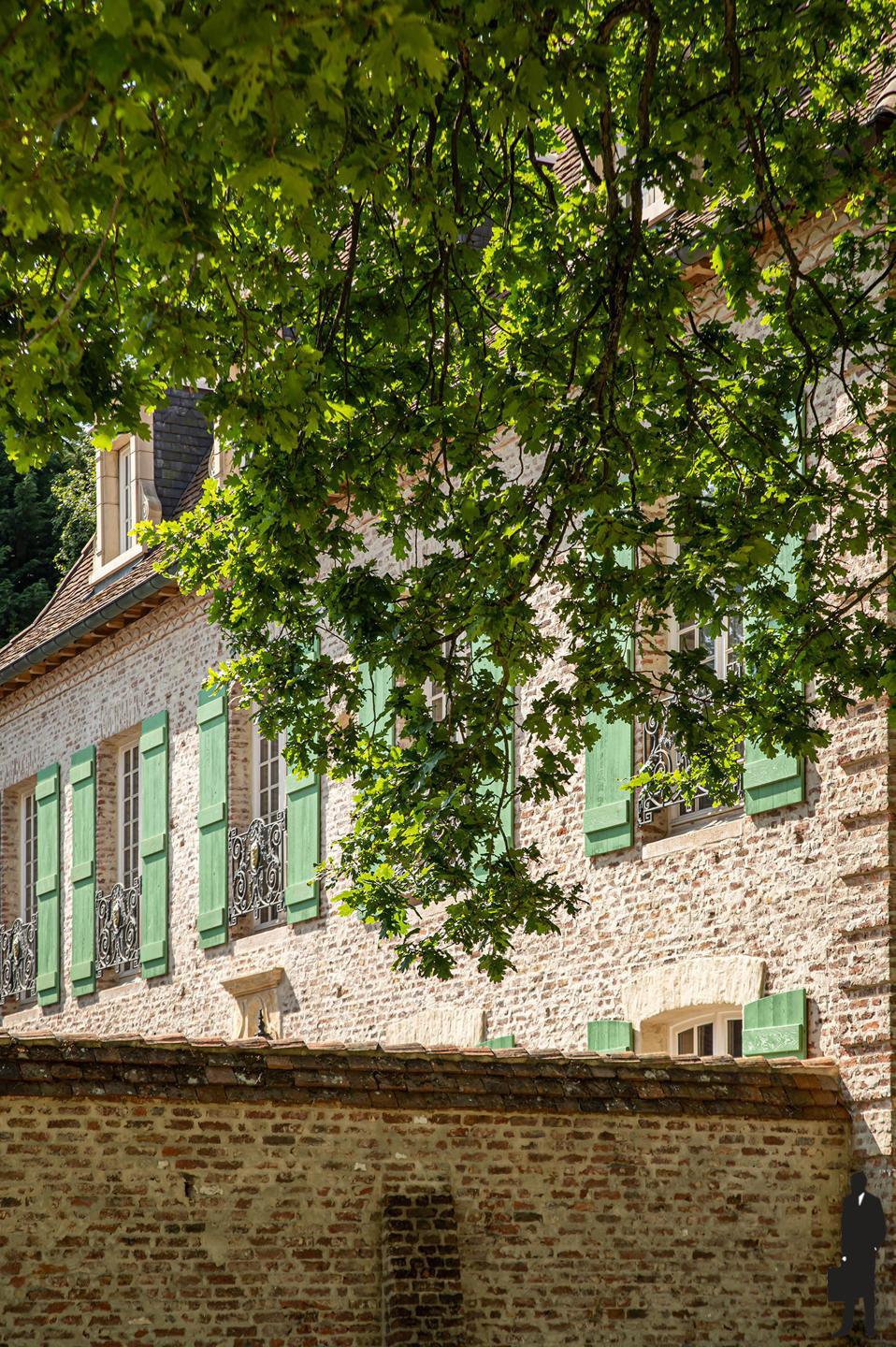 Uniek perceel met U-vorm woning, wellness én conciërgewoonst / zorgwonen en dit op ca. 2.8 hectare! - foto 3