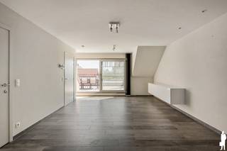 Appartement met 2 slaapkamers en groot terras te Achterbroek, Kalmthout<br /><br /><strong>Huurprijs is 1.000 EUR per maand +</strong><br /><strong>50 EUR per maand gemeenschappelijke kosten</strong><br /><strong>Kosten plaatsbeschrijving zijn 50/50 te betalen door verhuurder en huurder</strong><br /><strong>Huurwaarborg = 3 maanden</strong><br /><strong>Beschikbaar - per direct</strong><br />****<br /><br /><strong>Indeling:</strong><br />* Living met open keuken en toegang met schuifraam en vliegenraam, een <strong>groot terras van 50m2</strong><br />* <strong>Open keuken</strong> is voorzien van een vaatwasser, combi-oven, keramische kookvuur, dampkap en koelkast met vriesgedeelte <br />* Hal met toilet en berging met opbergkasten<br />* Slaapkamer 1 met <strong>ingebouwde kasten</strong> en een vliegenraam<br />* Slaapkamer met ingebouwde kasten en ook toegang met een schuifraam en vliegenraam, het terras van 50m2 <br />* Badkamer met <strong>inloopdouche</strong>, sierradiator, lavabo met spiegel en aansluiting voor was- en droogkast<br /><br />Troeven:<br />* Het appartement heeft overal een tegelvloer en verlichting<br />* Het appartement heeft overal raambekleding hangen ( vouwgordijnen en lamellen)<br />* <strong>Lift</strong><br />* Terras heeft buitenverlichting en stopcontacten. Er is een parasol en een tuintafel met 6 stoelen aanwezig<br />* <strong>Garagebox</strong> met elektrische poort<br />* In het appartement staan nog diverse meubelen - deze mogen gebruikt worden<br />* Videophone<br />* Supermarkt, bushalte en scholen zijn op loopafstand