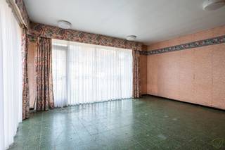 <p>Welkom in dit grote huis aan de Roze in Eeklo, waar ruimte en comfort samenkomen.<br /><br />Deze woning heeft enorm grote woonoppervlaktes en is perfect voor gezinnen die op zoek zijn naar een nieuwe thuisbasis. De indeling is zorgvuldig ontworpen met een combinatie van een gezellige woonkamer, een sfeervolle eetkamer en een keuken, die na een grondige renovatie volop gezelligheid zullen bieden.<br /><br />Daarnaast zijn er in totaal 4 slaapkamers en twee badkamers, wat zorgt voor voldoende privacy en gemak voor elk gezinslid.</p>
<p> </p>
<p>De woning beschikt verder over een praktische zolder, die extra opbergruimte biedt en de mogelijkheid voor verdere inrichting. Met maar liefst zes parkeerplaatsen is er voldoende ruimte voor meerdere voertuigen, wat dit huis extra aantrekkelijk maakt. Achteraan de woning is er een grote loods, die voor verschillende doeleinden kan dienen.<br /><br />Daarnaast is er nog een verrassend stuk groen naast de loods.<br /><br />Deze woning is met zijn doordachte indeling en talloze mogelijkheden om werken en wonen te combineren, is dit de droom voor iedere koper die op zoek is naar kwaliteit en comfort in een rustige omgeving.<br /><br />Ontdek het volledige potentieel van deze woning en plan vandaag nog uw bezichtiging!</p>