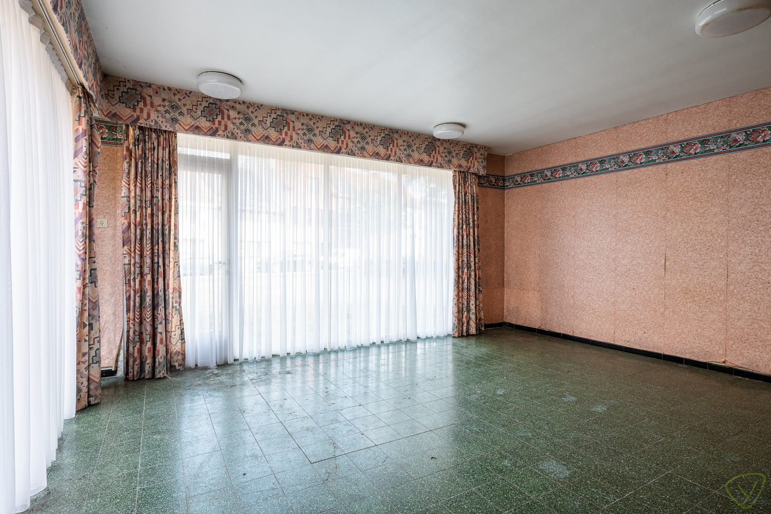 Ruime gezinswoning te koop in Eeklo met 3 slaapkamers met een ruime loods achteraan, die perfect voor een combinatie van comfortabel wonen en werken kan zijn. - foto 2