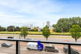 Op zoek naar een instapklaar appartement waar comfort, energiezuinigheid en een centrale ligging samenkomen? Dan is dit stijlvolle éénslaapkamerappartement op de tweede verdieping beslist een bezoek waard.<br /><br />Gelegen aan de Edward Moreauxlaan geniet u van een uitstekende bereikbaarheid naar het centrum van Oostende, de haven en de belangrijkste invalswegen. Bovendien beschikt het appartement over een uitstekend EPC-label A, wat garant staat voor een energiezuinige woonst en bijzonder lage energiekosten.<br /><br />Indeling: Via de gemeenschappelijke lift bereikt u comfortabel het appartement. De lichtrijke leefruimte vormt het hart van de woning en biedt voldoende plaats voor een gezellige zithoek en eetruimte. Dankzij de grote raampartijen geniet u van veel natuurlijk licht en een aangename verbinding met het terras.<br />De moderne open keuken is volledig uitgerust met kwalitatieve toestellen, waaronder een combi-oven, vaatwasmachine en koelkast met diepvriesvak. Aansluitend bevindt zich een praktische berging met aansluiting voor een wasmachine.<br /><br />Verder beschikt het appartement over een ruime slaapkamer, een verzorgde badkamer met douche en een afzonderlijk toilet voor extra comfort.<br />Het zonnige terras biedt een aangename buitenruimte met open zicht op de omgeving, ideaal om te ontspannen na een drukke dag.<br /><br />Extra troeven
<ul>
<li>EPC-label A: uiterst energiezuinig</li>
<li>Instapklaar en perfect onderhouden</li>
<li>Gemeenschappelijke fietsenberging</li>
<li>Lift aanwezig in het gebouw</li>
<li>Vlotte verbinding naar centrum, haven en uitvalswegen</li>
<li>Parkeermogelijkheden vlak voor het gebouw</li>
<li>Ideaal als eigen woonst, tweede verblijf of investering</li>
</ul>