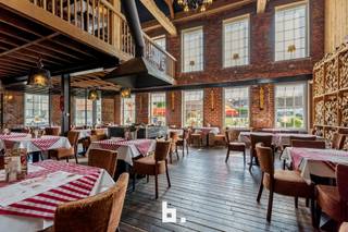 Bent u op zoek naar een unieke opportuniteit in de horecasector? Dan is deze bloeiende horecazaak, dé kans bij uitstek. Strategisch gelegen in het centrum van Kortrijk en jarenlang uitgebaat met passie en vakmanschap, staat deze zaak nu klaar voor een nieuwe ondernemer.<br /><br />Wat maakt deze overname zo interessant?<br />✔ Volledig operationeel: draaiende zaak met uitstekende reputatie en vaste klantenkring<br />✔ Ruime capaciteit: binnen 140 zitplaatsen, ideaal voor grotere groepen of events<br />✔ Uitgebreide oppervlakte: 446m² bruikbare ruimte, flexibel in te delen naar eigen concept<br />✔ Zonnig terras, waar het uiterst aangenaam vertoeven is<br />✔ TOPlocatie: goed zichtbare ligging op een drukke verbindingsas in Kortrijk<br />✔ Stijlvolle inrichting: warme, eigentijdse sfeer – instapklaar zonder grote renovaties<br /><br />Het restaurant is op vandaag een gevestigde naam en waarde, maar biedt tegelijk volop ruimte voor een nieuw verhaal. Of u nu droomt van een eigentijdse brasserie, een gastrobar of een andere culinaire invulling – de basis is er en is ijzersterk.<br /><br />Samengevat:<br />Een unieke horecazaak met bewezen succes, klaar voor onmiddellijke overname. Ideaal voor ambitieuze starters of ervaren horecaondernemers die willen groeien.<br /><br />Geïnteresseerd?<br />Aarzel niet om contact op te nemen voor een bezichtiging of meer informatie. Laat u verrassen door de mogelijkheden van dit prachtige horecapand in Kortrijk.