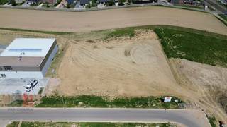 Bedrijfsgebouw op maat van 827 m² in combinatie met 207 m² kantoorruimte te koop.<br /><br />Op de nieuwe industriële ontwikkeling 'THEA' worden 8 loten gereserveerd voor een bedrijfsgebouw op maat.<br />De gebouwen kunnen bestaan uit magazijnruimte in combinatie met kantoorruimte, showroom en/of een bedrijfswoning met totale oppervlaktes vanaf +/- 695 m² tot +/- 3.000 m² op een eigen perceel.<br /><br />De gebouwen op maat worden in samenspraak met de ontwikkelaar en kandidaat-koper gerealiseerd, waarbij de kandidaat-koper al zijn wensen kan uitwerken.<br />Qua look & feel dient er rekening te worden gehouden met de uitstraling van het bedrijvenpark waarbij de gebouwen worden opgebouwd in een combinatie van betonpanelen en geïsoleerde sandwichpanelen. <br /><br />De site is geschikt voor zowel opslag als productie en biedt tal van mogelijkheden!<br /><br />Op dezelfde site worden 22 KMO-units gebouwd tussen 180m² en 300 m².<br /><br />De ontwikkeling bevindt zich op 3 km van Tielt centrum en nabij de bedrijvige Kasteelstraat.<br /><br />Ruime parkeer- en manoeuvreerruimte op de site. Per unit zijn er minstens 4 parkeerplaatsen voorzien.<br />Contacteer PANORAMA B2B voor bijkomende inlichtingen of een vrijblijvend plaatsbezoek 050 300 800.