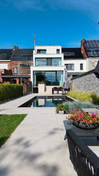 Prachtig afgewerkte instapklare herenwoning te koop in Kortrijk!<br /><br />Meer info terug te vinden op: https://godfrieddevreeselaan25.netlify.app/<br /><br />225 m² wooncomfort <br /><br />Bezoekdag zondag 27 september.<br /><br />Op zoek naar een woning waar kwaliteit, ruimte en comfort perfect samenkomen? Deze exclusieve woning is tot in de kleinste details afgewerkt. Hier hoef je alleen nog je koffers uit te pakken.<br /><br />✨ **Troeven van deze unieke woning:**<br />✔️ 225 m² bewoonbare oppervlakte<br />✔️ 4 ruime slaapkamers<br />✔️ 3 badkamers<br />✔️ 4 toiletten<br />✔️ Volledig uitgeruste, moderne keuken met zicht op de tuin <br />✔️ Volledig onderkelderd met doorgang naar de tuin<br />✔️ Vloerverwarming<br />✔️ Sfeervolle gashaard<br />✔️ Prado verlichting en ventilatie<br />✔️ Energiezuinig **E-peil 60**, 14 zonnepanelen <br />✔️ Ruime, perfect aangelegde zuidgerichte tuin<br />✔️ Verwarmd zwembad met warmtepomp om volop van de zomer te genieten<br />✔️ Volledig afgewerkt en ingericht tuinhuis<br />✔️ Screens aan de achterzijde van de woning<br />✔️ Hoogwaardige afwerking met oog voor elk detail<br /><br />Van de stijlvolle leefruimtes tot de prachtig aangelegde tuin: alles straalt kwaliteit, luxe en comfort uit. Een woning waar je jarenlang zorgeloos kunt wonen en genieten.<br /><br />📍 **Aan het begin van Pius X wijk, Kortrijk**<br />💰 **Richtprijs: €799.000**<br /><br />