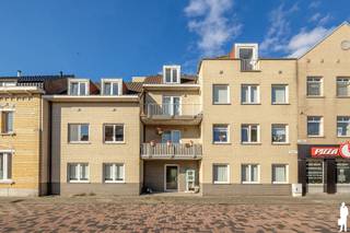 Op zoek naar een instapklaar appartement met veel natuurlijke lichtinval, aangename buitenruimte en een centrale ligging? Dit verzorgde appartement op de derde verdieping combineert comfortabel wonen met maar liefst 2 terrassen, een lift en een private parkeerplaats.<br /><br />Dankzij de lichtrijke leefruimte, open keuken en twee ruime buitenruimtes is dit een aangename plek om thuis te komen. Bovendien bevindt het appartement zich in het centrum van Sint-Pauwels, met winkels en voorzieningen binnen handbereik.<br /><br />Indeling<br />- Inkomhal<br />- Ruime en lichtrijke leefruimte met plaats voor een gezellige zit- en eethoek<br />- Open keuken met ruim werkblad en centraal kookeiland<br />- Rechtstreekse toegang vanuit de leefruimte tot het eerste terras<br />- Tweede ruim terras met open zicht, ideaal om in alle rust van de buitenlucht te genieten<br />- Volwaardige slaapkamer met natuurlijke lichtinval<br />- Verzorgde badkamer met douche, lavabo en toilet<br />- Private parkeerplaats inbegrepen<br /><br />Algemeen<br />- Gelegen op de 3e verdieping<br />- Lift aanwezig<br />- Centrale ligging in Sint-Pauwels<br />- EPC: 175 kWh/m² – label B<br />- Centrale verwarming op aardgas<br />- Elektrische installatie conform<br />- Mogelijkheid tot aankoop met de aanwezige meubels<br /><br />Een verzorgd en instapklaar appartement waar licht, buitenruimte en een centrale ligging perfect samenkomen. De twee terrassen, private parkeerplaats en gunstige EPC-score maken het geheel extra aantrekkelijk, zowel voor eigen bewoning als investering.<br /><br />Op zoek naar een woning, appartement of bouwgrond in het Waasland of de Denderstreek?<br />De Boer &amp; Partners Waas &amp; Dender begeleidt u graag bij de aankoop of verkoop van vastgoed in deze ruime regio.<br />Wenst u dit pand te bezoeken? Contacteer ons via waasendender@deboerenpartners.be of 03 377 55 00.