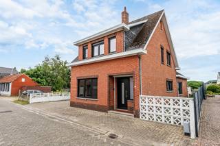 <p><span><strong>Vrijstaande gezinswoning met 3 slaapkamers, garage, grote afgesloten oprit en zonnige tuin op 7 are<br /><br /></strong>Bent u op zoek naar een betaalbare vrijstaande woning met een ruime tuin, garage en uitstekende bereikbaarheid? Dan is deze deels gerenoveerde open bebouwing aan Getteken 15 te Veerle-Laakdal beslist een bezoek waard.<br /><br /></span><span>Deze woning, gebouwd in 1962, beschikt over een bewoonbare oppervlakte van circa 141 m² en bevindt zich op een mooi perceel van 7 are. Dankzij de reeds uitgevoerde renovatiewerken, de praktische indeling en de ruime buitenomgeving vormt deze eigendom een uitstekende opportuniteit voor gezinnen, starters of kandidaat-kopers die op zoek zijn naar een woning met potentieel.<br /><br /></span><span>Doorheen de jaren werden reeds verschillende belangrijke verbeteringswerken uitgevoerd. Zo werden de buitendeuren en ramen vernieuwd in onderhoudsvriendelijk PVC en voorzien van hoogrendementsbeglazing (HR-glas). Daarnaast werd de elektrische installatie voor het overgrote deel vernieuwd, werd de zoldervloer geïsoleerd en beschikt de woning over rolluiken die deels elektrisch en deels manueel bediend worden.<br /><br /></span><span></span><strong><span>Gelijkvloers<br /><br /></span></strong>+ Inkomhal<br />+ Gezellige leefruimte bestaande uit tv-hoek en eethoek<br />+ Keuken<br />+ Tweede eetruimte<br />+ Sasje<br />+ Apart toilet<br />+ Badkamer<br />+ CV-ruimte<br />+ Open veranda met zicht op de tuin<br /><br /><span>De open veranda vormt een aangename overgang tussen binnen en buiten en biedt een heerlijke plek om te genieten van de tuin en de rust.<br /><br /></span><strong><span>Verdieping<br /></span></strong>+ Nachthal<br />+ Slaapkamer 1<br />+ Slaapkamer 2<br />+ Slaapkamer 3<br />+ Aparte dressingkamer<br /><br /><span>De dressingkamer kan tevens ingericht worden als bureau, hobbykamer of extra bergruimte.<br /><br /></span><strong><span>Kelder en zolder<br /></span></strong><span>De woning beschikt over een praktische kelder en een zolder waarvan de zoldervloer reeds werd geïsoleerd.<br /></span><span><strong><br />Buitenruimte<br /></strong></span><span>Een absolute troef van deze eigendom is de buitenomgeving. De grote afgesloten oprit met nieuwe toegangspoort biedt plaats aan meerdere voertuigen en zorgt voor extra privacy en veiligheid. </span><span>Daarnaast is er een garage en een atelier / bergruimte.<br />Aangename tuin waar u in alle rust kunt genieten van het buitenleven.<br /></span><strong><br /></strong><strong>Extra info<br /></strong>+ Voldoende parkeergelegenheid op eigen terrein<br />+ Open veranda<br />+ Mooie tuin met veel privacy<br />+ Nieuwe PVC ramen en deuren met hoogrendementsbeglazing (én rolluiken)<br />+ Elektrische installatie grotendeels vernieuwd<br />+ Zoldervloer geïsoleerd<br />+ EPC: 471 kWh/m²/jaar met label E<br />+ Asbestattest in opmaak<br /><br /><strong><span>Ligging<br /></span></strong>De woning geniet van een centrale ligging in Veerle-Laakdal, op korte afstand van winkels, scholen, openbaar vervoer en andere dagelijkse voorzieningen. Dankzij de vlotte verbinding naar de E313 bereikt u bovendien gemakkelijk Tessenderlo-Ham, Geel, Herentals, Hasselt en Antwerpen.<strong><span><br /></span></strong></p>