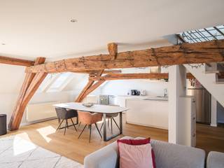 Stijlvol en lichtrijk appartement met uitzonderlijk terras in het historisch centrum van Gent.<br /><br />Gelegen in het hart van het historische centrum van Gent bevindt zich dit instapklare appartement met een bewoonbare oppervlakte van 134 m² en een royaal terras van 35 m². Een eigendom die zich onderscheidt door haar volumes, esthetiek en unieke buitenbeleving.<br /><br />Dankzij de grote raampartijen en de doordachte indeling geniet het appartement van een aangename lichtinval en een sterk ruimtelijk gevoel doorheen de leefruimtes. De stijlvolle afwerking en warme materialiteit zorgen voor een tijdloze en uitnodigende woonbeleving.<br /><br />Het appartement beschikt over twee volwaardige slaapkamers en een derde kamer die vandaag dienstdoet als bureau. Hedendaags wooncomfort wordt gegarandeerd dankzij onder meer airconditioning en een gunstige EPC-score B.<br /><br />De absolute troef van deze eigendom is ongetwijfeld het royale terras van 35 m², dat geniet van bijzondere zichten over de historische binnenstad en een zeldzame buitenruimte vormt op deze toplocatie.<br /><br />Een uitzonderlijke opportuniteit voor wie op zoek is naar ruimte, esthetiek en een unieke woonbeleving midden in het bruisende Gentse stadscentrum.
