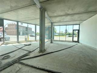 Op een uitstekende commerciële ligging in Residentie White Corner aan het station van Ingelmunster bevindt zich dit casco handelspand met...