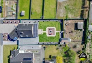 ENERGIEZUINIGE WONING OP 13,52 ARE TE OPGLABBEEK<br /><br />Deze ruime en lichtrijke woning is gelegen langs de Speeltuinstraat vlakbij het centrum van Opglabbeek en de nabijgelegen fietsroutes en prachtige wandelpaden in de natuur. Maar ook de omliggende gemeentes Genk, As, Bree en Maaseik zijn van hieruit vlot bereikbaar. Het gekende hippisch complex “Sentower Park” ligt trouwens op slechts 100 meter van de woning.<br /><br />De woning werd gebouw in 1998 en werd doorheen de jaren uitzonderlijk goed onderhouden. Bovendien kan de woning een zeer goed EPC label B voorleggen mede dankzij de 23 zonnepanelen ( met groenestroomcertificaten 270 euro / 1.000 kWh ) en een zonneboiler.<br /><br />Gelijkvloers beschikt de woning over een ruime living van meer dan 40 m² met een mooi zicht op de tuin en toegang tot het overdekte terras. Aanpalend is er een goed uitgeruste keuken voorzien van alle moderne comfort. Voorts zijn er nog een inkomhal, een gastentoilet en een wasplaats. In uw inpandige garage is er plaats voor 2 wagens en deze ruimte kan eventueel omgevormd worden tot een kantoor- / praktijkruimte of zelfs een kangoeroewoonst of vakantiewoning. Aansluitend heeft u toegang tot de kelderverdieping van 85 m², aan opbergruimte dus geen gebrek!<br /><br />De eerste verdieping is vervolgens uitgerust met een overloop, een apart toilet, een berging en 3 ruime slaapkamers waarvan de grootste ook nog eens beschikt over een terras, een naastgelegen dressing en een bergruimte. <br /><br />De woning is gelegen op een ruim, volledig omheind en zuidelijk georiënteerd perceel van maar liefst 13,52 are. Hier kan u in alle privacy genieten van de rust in de tuin of onder uw terrasoverkapping.<br /><br />Enkele TROEVEN van deze woning opgelijst:<br /><br />+ Energiezuinig: EPC label B ( 128 )<br />+ Toplocatie nabij Opglabbeek-centrum<br />+ 23 zonnepanelen met groenestroomcertificaten<br />+ Zonneboiler<br />+ Elektriciteit is goedgekeurd<br />+ 4 x airco / inverter<br />+ Mogelijkheid creatie kantoor-/praktijkruimte – kangoeroe-/vakantiewoning<br />+ Zuidelijk georiënteerd en volledig omheind perceel 13,52 are<br />+ Overal rolluiken voorzien<br />+ Asbestvrije woning<br />+ Ruime kelderberging<br />+ Goed onderhouden en instapklaar<br /><br />Kortom, een instapklare, energiezuinige woning op een toplocatie! Meer info? Contacteer Maarten Delbroek via maarten@vestio.com of bel naar 0471/034804.<br /><br /><br />
