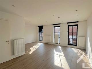 Prachtige studio op de 1ste verdieping te koop in een zéér verzorgd gebouw met lift, centraal gelegen op een rustige plek. Deze energiezuinige...