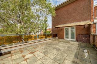 <p><span>Ruime woning in een doodlopende straat te Kessel-Lo</span></p><p><span>Bent u op zoek naar een bel-etage die u volledig naar eigen smaak kunt opfrissen? Dan bent u hier aan het juiste adres.</span></p><p><span>Deze statige en karaktervolle woning uit 1964 beschikt over een uitstekende, solide basis om er een prachtige thuis van te maken. De ruimtes zijn bijzonder royaal, met slaapkamers tot maar liefst 22 m².</span></p><p><span>Een absolute troef is het vergunde terras van 30 m² op de eerste verdieping, waar u in alle privacy kunt genieten van de rustige omgeving.</span></p><p><span>Indeling:</span></p><ul><li><span>Gelijkvloers: inpandige garage, inkomhal met apart toilet en vestiaireruimte, ruime kelder-/berging met aansluitende verwarmings- en wasruimte.</span></li><li><span>Eerste verdieping: centrale keuken met aan beide zijden een eet- en/of leefruimte. Eén van deze ruimtes kan ook perfect gebruikt worden als extra slaapkamer.</span></li><li><span>Tweede verdieping: drie slaapkamers en een badkamer met ligbad en dubbele wastafel.</span></li></ul><p><span>Vooraan de woning is bovendien een extra parkeerplaats voorzien.</span></p><p><span>Er dient geen asbest verwijderd te worden. Het pand is wel onderhevig aan de renovatieplicht vanwege het huidige EPC-label E. De elektrische installatie is niet conform.</span></p><p><span>Vanafprijs: €465.000</span></p><p><span>Benieuwd of deze ruime bel-etage op een toplocatie in Kessel-Lo iets voor u is? Neem dan snel contact op via <span>info@immolivit.be</span></span><span> of 016 15 31 15.</span></p>