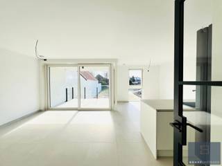 <p>Reeds meer dan 71% verkocht!<br /><br />Binnenkort van dit nieuwbouw appartement uw thuis maken, midden in het centrum van Maldegem? Dit is de kans!<br /><br />Project Koffiebranderij bevindt zich in het bruisende centrum van Maldegem. Met alle faciliteiten op wandelafstand. Het project bestaat uit 23 appartementen en 4 penthouses. Langs de achterzijde kunt u genieten van een prachtig aangelegde binnentuin. Bovendien zijn de appartementen op het gelijkvloers voorzien van een privé tuintje.<br /><br />Dit appartement bevindt zich op de 1e verdieping met volledig zicht op de gemeenschappelijke tuin. Bovendien wordt dit appartement afgewerkt aangeboden waardoor u geen keuzestress meer hoeft te ervaren. <br />Deze zullen uiteraard aan alle hedendaagse energienormen voldoen. Ieder appartement is voorzien van GEOTHERMISCHE WARMTEPOMPEN, vloerverwarming met passieve koeling en ZONNEPANELEN. Het gebouw heeft een zuidgerichte oriëntatie waardoor je steeds kan genieten van het zonnetje vanop je terras of in je tuintje.<br /><br />Zowel ondergronds als bovengronds zijn nog staanplaatsen beschikbaar. <br /><br />Nieuwsgierig naar deze tijdloze bouw met grote raampartijen en ultiem comfort?<br />Contacteer Bonne Vastgoed 7 op 7 voor meer info via 0468/104040 of info@bonnevastgoed.be</p>