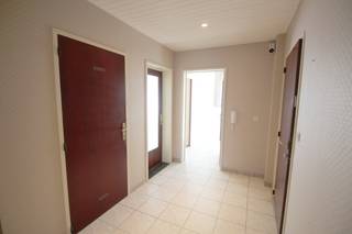 <br />Dit 2-slaapkamer appartement heeft een inkomhal met bergruimte, een ruime lichtrijke leefruimte, een uitgeruste keuken, twee slaapkamers, een badkamer met ligbad, douchewand en wastafel, apart toilet, een terras en een gesloten garage!<br />Ideaal voor wie rustig in een vrij groene omgeving wenst te wonen. Dit voor 1050 euro per maand met een vaste kost van 50 euro.<br />EPC: 395kWh/m2 (n°3882306) Beschikbaar: onmiddellijk. Bel gerust naar Wim voor meer info of een afspraak op 0492 68 38 38.