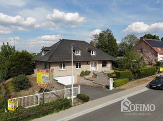 Instapklare en perfect onderhouden villa op 1.285m² Het gelijkvloers omvat een ruime inkomhal met gastentoilet, een lichtrijke leefruimte met...