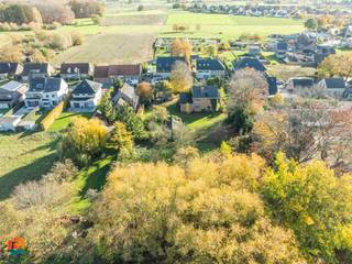 Op een fantastische locatie nabij het centrum van Westrode bevindt zich deze karaktervolle villa met 5 slaapkamers op een perceel van 3908 m². U geniet hier van een uitstekende ligging in een groene omgeving, met een schitterende bereikbaarheid vlakbij oprit a12 richting Antwerpen of Brussel.<br /><br />We betreden de woning via de inkomhal met apart gastentoilet en toegang tot de kelder. De authentieke leefruimte kan worden ingericht met een gezellige zithoek en aparte eetplaats. Aanpalend bevindt zich de keuken die mooi werd geïntegreerd in het geheel en is voorzien van de voornaamste toestellen. Via de keuken heeft u daarnaast ook toegang tot het goed georiënteerde terras en de ruime tuin. Naast de keuken betreden we de eerste slaapkamer die ook uitstekend kan dienen als bureauruimte. Via de nachthal op de eerste verdieping bereiken we 4 ruime slaapkamers en de badkamer, voorzien van een ligbad, een toilet en een lavabo. Tot slot beschikt deze woning nog over een zeer ruime zolder, die indien gewenst omgevormd kan worden tot extra slaapkamers, en een ruime, inpandige garage. In de ruime tuin met twee bijgebouwen en terras kan u steeds in alle rust en privacy genieten van het mooie weer.<br /><br />Maakt u graag een virtuele rondgang doorheen de woning? Klik dan HIER en ervaar zelf wat deze woning u te bieden heeft! <br /><br />U bent verplicht om deze woning binnen de 5 jaar na aankoop grondig energetisch te renoveren tot minimum EPC-label D.<br /><br />Dit is een fantastische opportuniteit als u op zoek bent naar een ruime woning met 5 slaapkamers en ongelooflijk veel potentieel op een schitterende locatie te Meise. Contacteer ons op het nummer +32 479/47.09.61 voor meer informatie of via info@boonstravastgoed.be<br /><br />Bijzonderheden: <br />- Uitstekende ligging<br />- 5 slaapkamers<br />- Perceel van 3908 m²