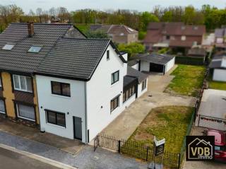 <p><span><strong>Prachtig gerenoveerde halfopen bebouwing met 4 slaapkamers op toplocatie</strong></span></p><p><span><span>Bent u op zoek naar een instapklare woning waar werkelijk álles al voor u is gedaan? Deze verrassend ruime halfopen bebouwing op een perceel van </span><strong>497 m²</strong><span> werd recent volledig en met oog voor detail gerenoveerd. Dankzij het gunstige </span><strong>EPC-label B</strong><span> geniet u hier bovendien van een uiterst energiezuinige thuis zonder renovatieverplichting.</span></span></p><p><span><span>Voor een eerste indruk maakten we een <strong>video</strong> en een <strong>virtuele rondleiding</strong> alsof je in de woning rondloopt.</span></span></p><p><span><span><strong>Video :</strong> </span></span><span>https://youtube.com/shorts/Fqu4mTI0X7o?feature=share</span> </p><p><span><span><strong>Virtuele tour :</strong> </span></span><span><span>http://bit.ly/41xRRbq</span></span><span><span> </span></span></p><p><span><strong>Indeling &amp; Comfort</strong></span></p><p><span><span>Bij het betreden van de woning valt direct de hoogwaardige afwerking op: nieuwe vloeren (grote tegels en zeer goede laminaat), strak pleisterwerk en moderne verlichtingsarmaturen doorheen de gehele woning. De leefruimte is voorzien van </span><strong>airconditioning</strong><span>, wat zorgt voor een optimaal klimaat in elk seizoen. De gloednieuwe, ingebouwde keuken is een droom voor elke hobbykok en is volledig uitgerust, inclusief vaatwasser.</span></span></p><p><span><span>De woning beschikt over </span><strong>4 ruime slaapkamers</strong><span>, slim verdeeld over de verdiepingen:</span></span></p><ul><li><span><strong>Gelijkvloers:</strong><span> Eén slaapkamer die perfect kan dienen als bureau, praktijkruimte voor vrij beroep (bijv. nagelstudio of schoonheidszorgen) of hobbykamer.</span></span></li><li><span><strong>Eerste verdieping:</strong><span> Twee ruime slaapkamers.</span></span></li><li><span><strong>Tweede verdieping:</strong><span> Een vierde slaapkamer, extra lichtrijk dankzij het nieuw geplaatste dakvenster naast het bestaande raam.</span></span></li></ul><p><span><span> </span></span></p><p><span><span>Er zijn </span><strong>2 moderne badkamers</strong><span> aanwezig:</span></span></p><ol><li><span><strong>Gelijkvloers:</strong><span> Voorzien van inloopdouche, enkele lavabo, toilet en aansluitingen voor wasmachine en droogkast.</span></span></li><li><span><strong>Eerste verdieping:</strong><span> Een zeer ruime, lichtrijke badkamer met een groot raam, inloopdouche, 2de toilet en een dubbele lavabo.</span></span></li></ol><p><span><strong> </strong></span></p><p><span><strong>Volledige Renovatie (Binnen &amp; Buiten)</strong></span></p><p><span><span>U koopt hier volledige gemoedsrust. De renovatie was totaal:</span></span></p><ul><li><span><strong>Technieken:</strong><span> Volledig nieuwe elektriciteit (Arei conform gekeurd geldig voor 25 jaar), centrale verwarming op gas (ketel Buderus 2016 en nieuwe radiatoren en nieuwe leidingen leidingen), nieuw sanitair en waterleidingen en afvoeren.</span></span></li><li><span><strong>Isolatie &amp; Buitenzijde:</strong><span> Nieuwe ramen met PVC profielen, vernieuwde platte daken, nieuw zinkwerk en een geïsoleerd pannendak. De gevels en de garage zijn fris geschilderd en voorzien van sfeervolle buitenverlichting.</span></span></li><li><span><strong>Interieur:</strong><span> Nieuwe binnendeuren, een nieuwe trap naar de eerste verdieping en vernieuwde plafonds, gepleisterd en geverfd (wit).</span></span></li></ul><p><span><strong> </strong></span></p><p><span><strong>Tuin &amp; Garage</strong></span></p><p><span><span>Buiten geniet u van een ruime, </span><strong>zuid- tot zuidwest georiënteerde tuin</strong><span> met talloze mogelijkheden voor zonliefhebbers. Er is een grote </span><strong>vrijstaande garage</strong><span> (volledig vergund) voorzien van een kleine kelder. De woning zelf is gedeeltelijk onderkelderd.</span></span></p><p><span><strong> </strong></span></p><p><span><strong>Praktische informatie</strong></span></p><ul><li><span><strong>EPC label B:</strong><span> Zeer energiezuinig, geen renovatieverplichting.</span></span></li><li><span><strong>Asbest: </strong><span>Met de renovatie werd asbest verwijderd uitgezonderd de golfplaten op het dak van de garage en het berghok achter de woning, dewelke dienen verwijderd tegen 2034.</span></span></li><li><span><strong>Toplocatie:</strong><span> Gelegen in een zeer geliefde en gezochte buurt.</span></span></li><li><span><strong>Plannetjes en documenten:</strong><span> Alle relevante documenten zijn te downloaden in de rubriek "downloads" op onze website. De plannen zijn schetsen bij benadering.</span></span></li></ul><p><span><strong> </strong></span></p><p><span><strong>Interesse in deze unieke parel?</strong></span></p><p><span><span>Neem voor meer informatie of een bezoek contact op met </span><strong>Marie-Paule op 0476/959 958</strong><span> of bezoek </span><strong>www.vdb.immo</strong><span>.</span></span></p>