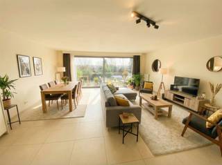 Centraal gelegen en goed onderhouden appartement op de tweedeverdieping, met een begeerde zuidwest-georiënteerd terras. Vlotte bereikbaarheid...