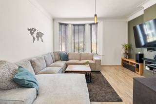 <h3><span>Instapklaar appartement op rustige locatie in Boechout!</span></h3><h3><span> </span></h3><p><span>In een aangename en rustige woonomgeving in Boechout vindt u dit smaakvol gerenoveerde appartement op de eerste verdieping. De woning werd recent grondig aangepakt en afgewerkt met kwalitatieve materialen, waardoor u hier zonder enige zorgen meteen uw intrek kunt nemen.</span></p><p><span> </span></p><p><span>De leefruimte geniet van veel natuurlijke lichtinval en vormt samen met de open, hedendaagse keuken een aantrekkelijke woonomgeving. De keuken werd volledig vernieuwd en biedt alle nodige comfort voor dagelijks gebruik. Ook de badkamer kreeg een complete make-over en is uitgerust met een ruime inloopdouche in een moderne afwerking.</span></p><p><span> </span></p><p><span>Het appartement beschikt over een volwaardige slaapkamer en een bijkomende kamer die flexibel kan worden ingezet volgens uw eigen behoeften. Deze ruimte leent zich perfect als thuiskantoor, dressing, hobbykamer of logeerkamer. Daarnaast is er een handige berging voorzien voor extra opslagruimte.</span></p><p><span> </span></p><p><span>Doorheen het appartement werd veel aandacht besteed aan comfort en functionaliteit. Zo zijn de ramen voorzien van vliegenramen en blijven de op maat gemaakte raamdecoraties aanwezig. Bovendien behaalt het appartement een gunstig EPC-label B, wat zorgt voor een energiezuinig wooncomfort en lagere verbruikskosten.</span></p><p><span> </span></p><p><span>De ligging vormt een extra pluspunt. U woont hier in een rustige straat met voldoende parkeergelegenheid, terwijl winkels, openbaar vervoer en belangrijke verbindingswegen zich op korte afstand bevinden.</span></p><p><span> </span></p><p><span>Dit eigendom is een uitstekende keuze voor wie op zoek is naar een verzorgde en energiezuinig appartement met een hedendaagse uitstraling. </span></p><p><span> </span></p><p><span>Neem contact op voor een bezichtiging of voor meer informatie.</span></p>