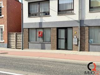 Centraal gelegen gelijkvloers appartement met tuin en terras.Bestaande uit:+ Leefruimte met veel lichtinval+ Badkamer met douche, badkamermeubel en...