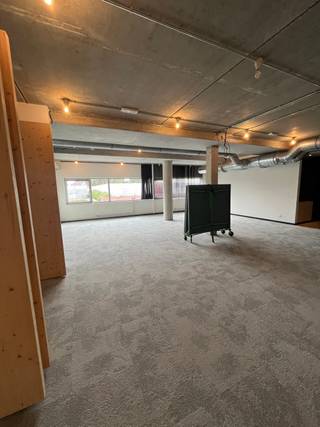 Gelegen aan de Vaartdijk in Wijgmaal, biedt dit kantoorgebouw een totale oppervlakte van 680 m², verdeeld over gelijkvloers en eerste verdieping.Het...