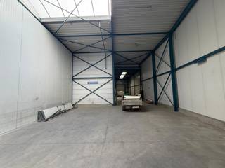 Dit veelzijdig bedrijfsgebouw in Machelen biedt een unieke combinatie van opslag, kantoor en bijkomende ruimtes op een uitstekend bereikbare...
