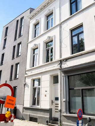 Investeringspand met uitstekend rendement op toplocatie nabij Antwerpen-Centraal<br />Op een absolute toplocatie, op wandelafstand van het Centraal Station, bevindt zich dit interessante opbrengsteigendom met 4 volledig afzonderlijke studio's. Stedenbouwkundig is het pand momenteel vergund als 2 entiteiten.<br />Alle studio's verkeren in goede technische staat, beschikken over een afzonderlijk EPC en een conforme elektrische installatie. Momenteel zijn alle units verhuurd, wat zorgt voor een netto maandelijkse huuropbrengst van € 1.920. Bij een marktconforme verhuur biedt dit pand een potentieel netto rendement van ongeveer € 2.400 per maand.<br />Dankzij de uitstekende ligging, vlak bij Antwerpen-Centraal, winkels, horeca en toeristische trekpleisters, biedt dit pand bovendien interessante opportuniteiten voor kortetermijnverhuur, zoals via Airbnb, mits naleving van de geldende wet- en regelgeving en eventuele vergunningen. De indeling in afzonderlijke studio's maakt het bijzonder aantrekkelijk voor zakenreizigers, toeristen en expats die op zoek zijn naar een comfortabele verblijfplaats in het hart van de stad.<br />Een veelzijdige investering met onmiddellijke inkomsten én aantrekkelijk groeipotentieel.
