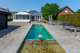 Welkom in deze volledig gerenoveerde villa met zwemvijver gelegen op een royaal perceel van ca. 900 m², in een rustige en groene omgeving...