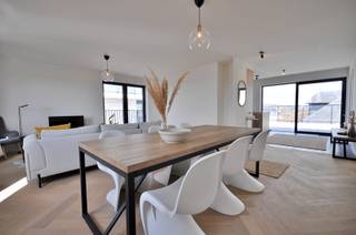 Welkom in dit uitzonderlijke appartement met een ongeëvenaard <strong>panoramisch uitzicht </strong>over de Grote Markt van Ronse – een zeldzame combinatie van luxe, ruimte en locatie die een waar penthousegevoel creëert.<br /><br />Gelegen op de vierde verdieping van de recente residentie Obelisk, ervaart u hier een unieke vorm van wonen waar licht, elegantie en verfijning centraal staan. Het <strong>prachtige terras van 42 m²</strong>, waar u geniet van een adembenemend vergezicht over de glooiende Vlaamse Ardennen en de Grote Markt van Ronse.<br /><br /><strong>Indeling: </strong>De stijlvolle inkomhal verwelkomt u in een indrukwekkende leefruimte, die naadloos aansluit bij de geïntegreerde keuken. Verder beschikt het appartement over een praktische berging, een gastentoilet, twee badkamers en maar liefst <strong>4 slaapkamers</strong> die rust en privacy garanderen. <br /><br /><strong>Troeven:</strong>
<ul>
	<li>Vier ruime slaapkamers met optimaal comfort</li>
	<li>Bewoonbare oppervlakte van ca. 155 m²</li>
	<li>Absolute topligging op de Grote Markt van Ronse</li>
	<li>Riant zonneterras van 42 m² met panoramisch uitzicht</li>
	<li>Mogelijkheid tot aankoop van een ondergrondse parkeerplaats</li>
</ul>
Dit appartement is meer dan een woonst – het is een levensstijl, waar luxe en rust elkaar ontmoeten in een unieke setting.<br />Interesse? Contacteer Kyamo De Smet via 0479 06 13 71