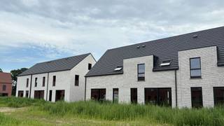 Deze energiezuinige halfopen woning beschikt over 3 slaapkamers, een carport en een tuinberging. Het gelijkvloers verwelkomt je met een inkomhal met gastentoilet, een lichtrijke leefruimte en een moderne keuken. Op de eerste verdieping bevinden zich 3 slaapkamers, een badkamer en een apart toilet. De zolder kan naar wens nog verder afgewerkt worden.<br />Meer info? Contacteer ons via 03 808 33 55 of verkoop@wuustwezelhofakker.be<br />