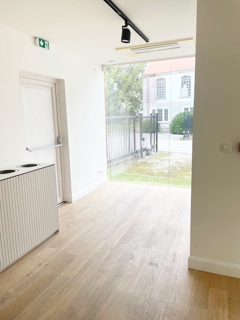 HIPPE KANTOREN-POLYVALENT GEBOUW NABIJ OPRIT E40 - foto 5