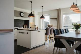 Gelegen in een rustige en kindvriendelijke straat in Rollegem geniet deze halfopen woning van een vlotte verbinding naar het centrum van Kortrijk...