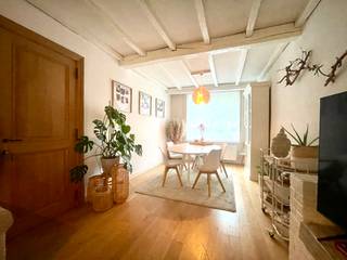 <strong>Lauwe - Leuke instapklare woning nabij centrum Lauwe.</strong><br /><br />Op zoek naar een woning waar je zo in kunt trekken? Deze instapklare woning biedt alles wat je nodig hebt, op een ideale locatie, dicht bij het centrum.<br /><br /><strong>Indeling:</strong><br />Inkomhal, ruime leefruimte, open keuken, badkamer, kelder en grote tuin<br />1ste verdieping: 2 slaapkamers<br />2de verdieping: 1 ruime slaapkamer<br /><br />Troeven<br />- parking vlakbij<br />- ruime woning <br />- mooi afgewerkt<br />- instapklaar<br />-