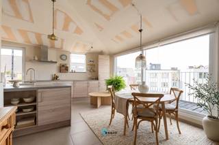 <p>Op een absolute<strong> toplocatie in het centrum van Gent</strong> vindt u dit prachtige, <strong>recente dakappartement op de derde verdieping</strong> van een stijlvolle en kleinschalige residentie. Hier geniet u van het beste van twee werelden: een bruisende stadsomgeving op wandelafstand van de Leie, winkels, openbaar vervoer en ontspanning, gecombineerd met een verrassende rust en privacy.<br />De absolute eyecatcher van dit appartement is het<strong> indrukwekkende terras</strong> dat zich uitstrekt over maar liefst drie gevelzijden. Een unieke buitenruimte waar u op elk moment van de dag kan genieten van zon, uitzicht en rust. Dankzij de rechtstreekse toegang vanuit de leefruimte, keuken én slaapkamers wordt binnen- en buitenleven hier perfect gecombineerd. De grote raampartijen zorgen bovendien voor een overvloed aan natuurlijk licht en versterken het gevoel van ruimte en openheid.<br />De<u> stijlvolle leefruimte vormt één harmonieus geheel met de moderne open keuken</u> en biedt een aangename plek om te ontspannen of gasten te ontvangen. Aansluitend bevindt zich een praktische, afgesloten berging die zorgt voor extra comfort en opbergruimte.<br />De ruime nachthal geeft toegang tot <u>drie slaapkamers</u>, een afzonderlijk <u>gastentoilet</u> en een <u>verzorgde badkamer</u> met ligbad, lavabomeubel en aansluitingen voor wasmachine en droogkast.<br />Daarnaast beschikt het appartement over een private afgesloten kelderberging en een gemeenschappelijke fietsenberging. Wie graag comfortabel parkeert, heeft de mogelijkheid om een private autostaanplaats aan te kopen in het afgesloten parkeercomplex voor <strong>€ 30.000</strong>.<br /><br /><strong>De troeven op een rij:</strong></p>
<ul>
<li><span>Unieke ligging in het centrum van Gent met behoud van rust en privacy</span></li>
<li><span>Recent gebouw (bouwjaar 2016)</span></li>
<li><span>Uitzonderlijk groot terras rondom het appartement</span></li>
<li><span>Terras toegankelijk vanuit leefruimte, keuken en slaapkamers</span></li>
<li><span>3 ruime slaapkamers</span></li>
<li><span>Lichtrijke leefruimte met open keuken</span></li>
<li><span>Praktische afgesloten berging in het appartement</span></li>
<li><span>Private kelderberging</span></li>
<li><span>Gemeenschappelijke fietsenberging</span></li>
<li><span>Mogelijkheid tot aankoop van een private autostaanplaats</span></li>
<li><span>Speelpleintje naast de residentie, zichtbaar vanaf het terras</span></li>
</ul>
<p>Een zeldzame kans voor wie op zoek is naar een modern, lichtrijk en comfortabel appartement met buitenruimte op een toplocatie in Gent.<br />U hoeft enkel nog een laagje verf te voorzien, uw koffers uit te pakken ,en te genieten van uw nieuwe thuis!<br /><strong>Interesse of een bezoek plannen?</strong><br />Neem contact op via <strong>Lindsay@regiovastgoed.be</strong> of bel <strong>0476 83 47 74</strong>.</p>