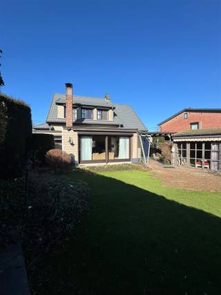 <p><span>Deze charmante vrijstaande woning is rustig gelegen en biedt tal van mogelijkheden en een verrassend ruime indeling.</span></p><p><span> </span></p><p><span>Bij het betreden van de woning komt u terecht in een inkomhal. </span></p><p><span>De ruime leefruimte vormt het hart van de woning en biedt voldoende plaats voor zowel een gezellige zithoek als een royale eethoek. </span></p><p><span>Aansluitend bevindt zich de gezellige veranda met grote raampartijen, waar u het hele jaar door kan genieten van een overvloed aan natuurlijk licht en een mooi zicht op de tuin.</span></p><p><span>De ruime keuken biedt tal van mogelijkheden voor kookliefhebbers en kan volledig naar eigen smaak ingericht worden. </span></p><p><span>Verder vindt u op het gelijkvloers een badkamer uitgerust met een comfortabele inloopdouche, een apart gastentoilet, een praktische garage en een kelder die ideaal is als extra bergruimte of voorraadkelder.</span></p><p><span> </span></p><p><span>Op de bovenverdieping bevinden zich twee ruime, volwaardige slaapkamers. </span></p><p><span>Daarnaast zijn er nog twee extra kamers die perfect dienst kunnen doen als kinderkamer, hobbyruimte, bureau of extra opslagruimte. </span></p><p><span> </span></p><p><span>De zolderverdieping biedt bijkomend potentieel en kan, mits de nodige aanpassingen, ingericht worden als extra slaapkamer, badkamer of multifunctionele ruimte.</span></p><p><span> </span></p><p><span>Buiten geniet u van een goed onderhouden tuin met onderhoudsvriendelijk kunstgras, waar het aangenaam vertoeven is in alle privacy. </span></p><p><span>In de tuin bevindt zich een extra “huisje”, ideaal om gezellig samen te komen of te ontspannen, voorzien van een luifel langs de buitenzijde. </span></p><p><span>Bovendien zijn er nog twee aparte opslagruimtes/werkplaatsen aanwezig — perfect voor hobbyisten of wie nood heeft aan extra bergruimte.</span></p><p><span> </span></p><p><span>Kortom, deze vrijstaande woning combineert rust, ruimte en tal van mogelijkheden, ideaal voor wie comfortabel wil wonen in een aangename omgeving.</span></p><p><span> </span></p><p><span> </span></p>