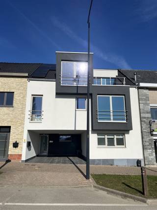 <p><span>Prachtig 1-slaapkamerappartement met open keuken gelegen op het gelijkvloers.</span></p><p><span>INDELING:</span></p><p><span>Het appartement bevat een inkom, ruime living, een eerste berging, uitgeruste keuken, een tweede berging, apart toilet, badkamer met douche en lavabo en een slaapkamer.</span></p><p><span>PRAKTISCH:</span></p><p><span>Bij het appartement hoort de carport waar plaats is voor 1 auto.</span></p><p><span>Verder is er een terras aanwezig met grote tuin en een overdekte tuinberging voor onder andere de vuilnisbakken.</span></p><p><span>Pad naar de tuinberging is gemeenschappelijk.</span></p><p><span>Het appartement is onmiddellijk beschikbaar.</span></p><p><span>25 euro/maand gemeenschappelijke kosten.</span></p><p><span>Voor meer info en/of het aanvragen van een bezoek stuur ons een bezoekaanvraag via onze website</span></p><p><span>Opmerking: Omdat je financieel comfortabel zou kunnen huren vragen we u volgende basisregel te hanteren: huurprijs x 3 = inkomsten</span></p>