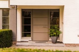 Deze karaktervolle villa is achterin gelegen op een ruim perceel van 5.765 m² op een toplocatie vlak bij het centrum van Heide-Kalmthout.<br />De villa werd doorheen de jaren netjes gerenoveerd en is als volgt ingedeeld: Ruime inkomhal op tegelvloer met gastentoilet met handenwasser en vestiairekast. Naast de inkomhal bevindt zich een aparte kantoorruimte op parket met gashaard. Verder door betreden we de open en ruime leefruimte op parket. De leefruimte bestaat uit een gezellige zithoek met gashaard. Aansluitend bevindt zich de open leefkeuken. Hiernaast bevindt zich nog een gezellige open en lichte eetkamer, met haard, en omgeven door ramen en zicht op de tuin. Aansluitend is er nog een gezellig en zonnig terras. Tenslotte bevindt er zich op het gelijkvloers nog een praktische wasplaats met veel opbergkasten en een laatste polyvalente ruimte met water aansluiting. Ideaal als hobbyruimte of speelkamer. Via de royale trap in de inkomhal toegang tot de eerste verdieping die als volgt is ingedeeld: Ruime en lichte overloop. Eerste zeer ruime kamer op parket met zicht op het achtergelegen natuurdomein. Tweede kamer op parket met zicht op de tuin. Derde kamer op parket met zicht op de tuin. Badkamer met douche, dubbele wastafel en wc. Ingemaakte vestiarekasten op de overloop. Ruime hoofdslaapkamer op parket met ensuite badkamer met ligbad, douche, dubbele wastafel en wc. (vernieuwd) Hiernaast bevindt zich ook nog een praktische inloopdressing en tenslotte nog een 5e ruimte waar momenteel een sauna is ondergebracht.<br />Bergzolder bereikbaar via vlizotrap.<br />Het perceel beschikt over een zeer mooie tuin en lange oprijlaan. Voldoende parkeergelegenheid voor de woning, alsook een dubbele garage achteraan, met automatische poort.<br />Het perceel wordt gekenmerkt door een groen en rustig karakter, met een mooi bomenbestand en variërende aanplantingen. Bovendien is er via een poortje achteraan, rechtstreeks toegang tot het natuurdomein: De Withoefse Heide.<br />Dak vernieuwd in 2020.