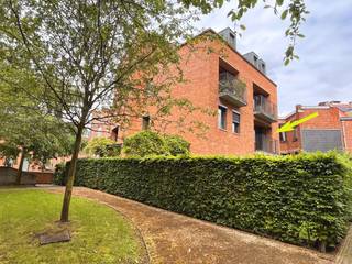 * gegeerde site "BARBARAHOF" :<br />--- pal in het <u><strong>centrum</strong></u> van LEUVEN<br />--- aansluitend op de geplande Hertogensite<br />* gelegen in de vierhoek <u><strong>Minderbroedersstraat / Parijsstraat / Brusselsestraat /- Onze-Lieve-Vrouwstraat</strong></u><br /><br />* <u><strong>zeer RUSTIGE ligging</strong></u> :<br />-- naast het <u><strong>Joris Helleputteplein </strong></u>en  de <u><strong>Dijle</strong></u><br />-- GEEN doorgaand autoverkeer mogelijk<br />------------------------------------------------------------------------------------------------------------------<br />* aangenaam éénkamerappartement met slechts 8 wooneenheden<br />* gelegen op 1e verdieping<br />* totaal <u>bewoonbare oppervlakte 70 m2</u> (volgens EPC) <br />-----------------------------------------------------------------------------------------------------------------<br />* cozy <u><strong>LIVING</strong></u> (parketvloer)<br />* open <u>KEUKEN</u>, volledig ingericht<br />* groot <u><strong>TERRAS</strong></u> met rustgevend uitzicht op groene BINNENTUIN<br /><br />* <u><strong>1 SLAAPKAMER</strong></u><br />* <u>BADKAMER</u> (douche) met wasplaats<br />* apart TOILET<br /><br />* ruime KELDER<br />* 1 vaste fietsstaanplaats (binnen)<br />----------------------------------------------------------------------------------------------------------------<br />DIVERSEN:<br />* lage algemene kosten (oa wegens recente constructie en geen onderhoudskosten voor een lift)<br /><br />* de meeste bewoners zijn eigenaar:<br />     dit is een extra garantie voor de veiligheid en toezicht op het onderhoud van het gebouw<br />-----------------------------------------------------------------------------------------------------------------<br />* mogelijkheid tot aankoop van <u><strong>1 AUTOSTAANPLAATS</strong></u> binnen<br />-- 40.000 €<br />-- toegang via de Sint-Barbarastraat<br />-- geen andere voertuigen langs rechterzijde<br />-- gemakkelijk in- en uitrijden zonder gemanoeuveer <br />-----------------------------------------------------------------------------------------------------------------<br />* interessante PRIJS / KWALITEIT !<br />* degelijke afwerking<br />* deftige buurt<br />------------------------------------------------------------------------------------------------------------------